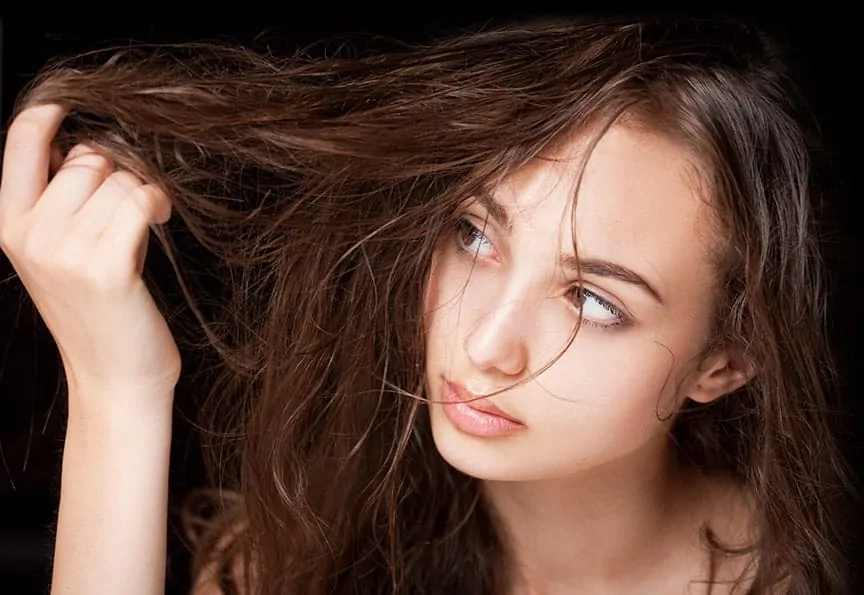 Co stosować na przetłuszczające się włosy