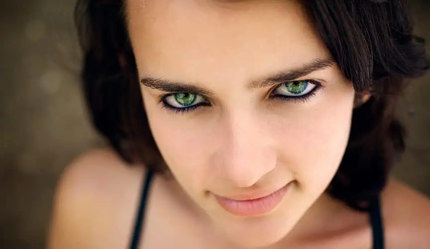 Jaki kolor włosów do zielonych oczu?
